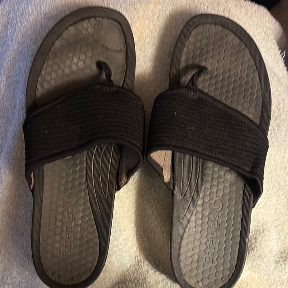 BareTraps Black Stretchy Flip Flop Sandals GUC